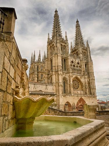 Fachada_de_la_Catedral_de_Burgos(2).jpg