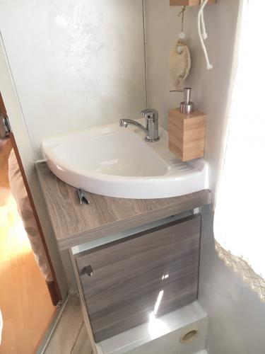 Come rifarsi da soli il lavabo del bagno in camper o caravan