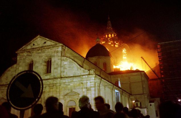 sindone-incendio-12-aprile-1997-reuters_922696.jpg